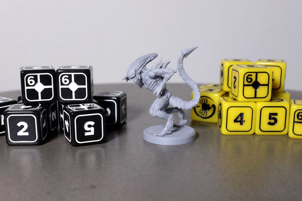Alien RPG Starter Set Miniature Xenomorph and Dice